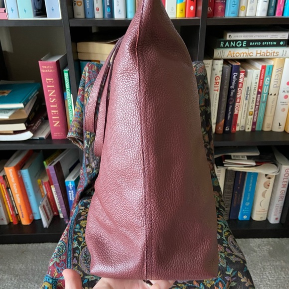 🌸SOLD🌸 Cuyana Zipper Tote in Burgundy - EUC! - Picture 4 of 11